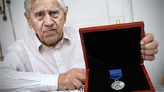 Jiří Světlík z Plzně získal za své statečné postoje Cenu Paměti národa. (19.... Jiří Světlík z Plzně získal za své statečné postoje Cenu Paměti národa. (19....