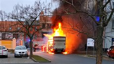 Plameny zcela zničily dodávku u obchodního centra v Plzni. Podle hasičů je na... Plameny zcela zničily dodávku u obchodního centra v Plzni. Podle hasičů je na...