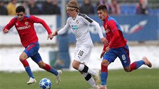 Pavel ulc z plzeské juniorky (uprosted) v zápase UEFA Youth League na hiti...