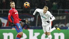 Plzeňský obránce David Limberský hlavičkuje v zápase s CSKA Moskva. Plzeňský obránce David Limberský hlavičkuje v zápase s CSKA Moskva.