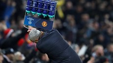 José Mourinho, trenér fotbalist Manchesteru United, slavil vítzný gól v...