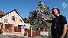 Průvodce Petr Ryska stojí před domem, ve kterém bydlí manželé a umělci... Průvodce Petr Ryska stojí před domem, ve kterém bydlí manželé a umělci...
