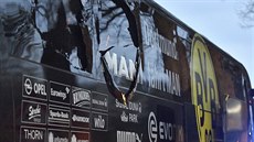 Pokození autobusu fotbalového klubu Borussia Dortmund po útoku mue, který...