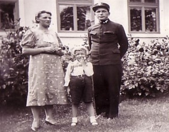 Jaroslav Pavl na archivním snímku se svými rodii. Jako dít musel utíkat z...