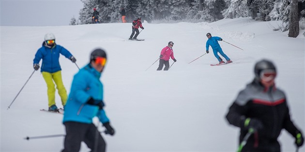 Na erné hoe v Krkonoích zahájili lyaskou sezonu (30. 11. 2018).