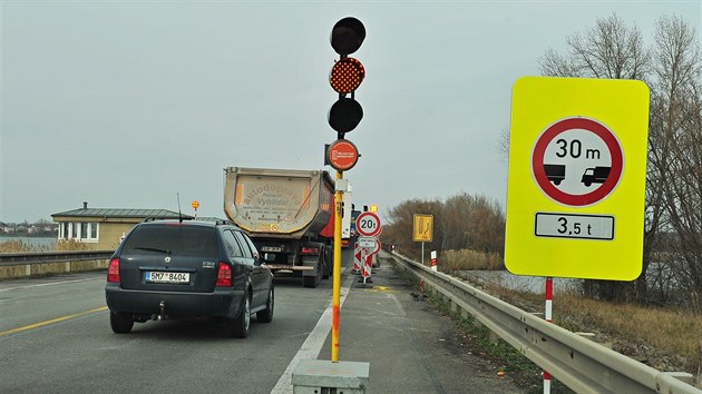 Po provizornm mostu pes Nov Mlny se jezd sice v obou smrech, ale jen dvactkou.