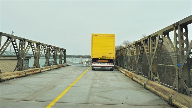 Po provizornm mostu pes Nov Mlny se jezd sice v obou smrech, ale jen dvactkou.