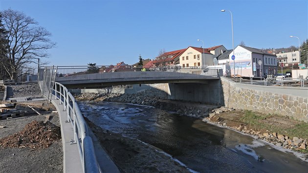 Nov most ve Velkm Mezi je dokonen a mohl se otevt veejnosti. Vypad zcela jinak, ne pvodn obloukov most, kter se pamtki do posledn chvle snaili zachrnit.