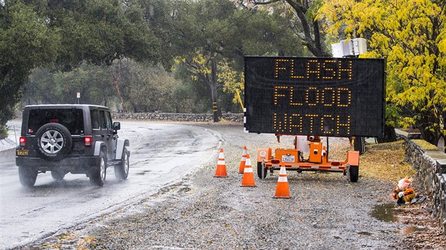 Cedule varuje idie ped bleskovmi zplavami v Kalifornii. (29. listopadu 2018)