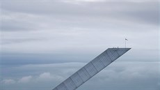 VÝHLED. Turisté se fotografují na skokanském můstku v norském městě... VÝHLED. Turisté se fotografují na skokanském můstku v norském městě...