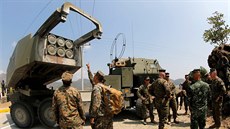 Filipínští vojáci si prohlíží americký raketový systém HIMARS (High Mobility... Filipínští vojáci si prohlíží americký raketový systém HIMARS (High Mobility...