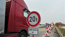 Po provizorním mostu přes Nové Mlýny se jezdí sice v obou směrech, ale jen... Po provizorním mostu přes Nové Mlýny se jezdí sice v obou směrech, ale jen...
