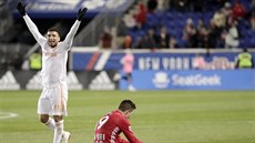 Eric Remedi z Atlanta United jásá po postupu do finále MLS, Alex Muyl z New... Eric Remedi z Atlanta United jásá po postupu do finále MLS, Alex Muyl z New...