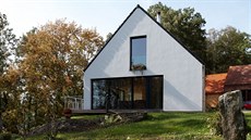 Dům stojí v místě bývalých stájí postavených z vepřovic. Jeho fasáda získala v... Dům stojí v místě bývalých stájí postavených z vepřovic. Jeho fasáda získala v...
