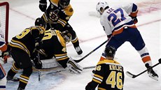 David Krejčí pozoruje situaci okolo vlastního brankáře Tuukky Raska z Boston... David Krejčí pozoruje situaci okolo vlastního brankáře Tuukky Raska z Boston...