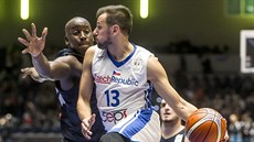 Český rozehrávač Jakub Šiřina útočí kolem Ousmaného Camary z Francie. Český rozehrávač Jakub Šiřina útočí kolem Ousmaného Camary z Francie.