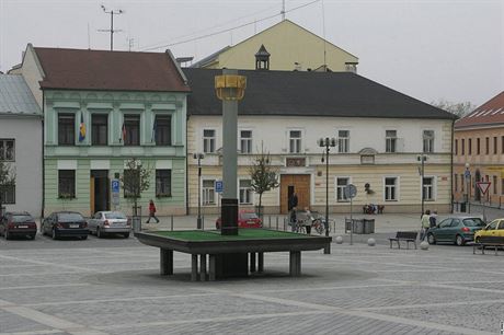 Bývalé vedení perovské radnice (na snímku její budova na námstí TGM) policie obvinila, olomoucká státní zástupkyn ale jejich stíhání zastavila.