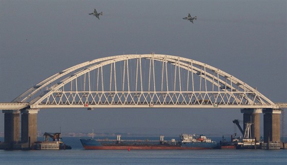 Ruské stíhaky pi peletu nad mostem spojujícím pevninské Rusko s anektovaným...