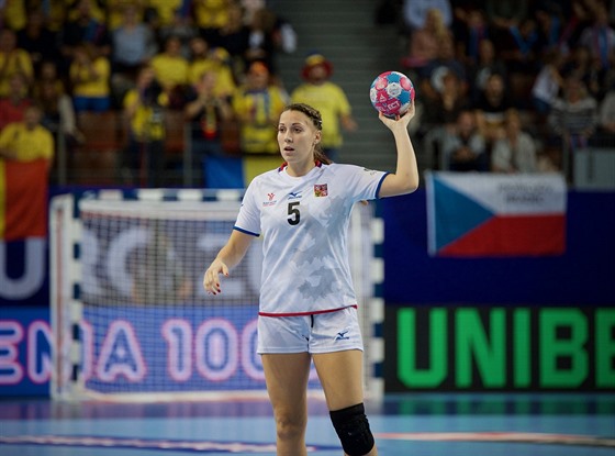 Házenkáka Sára Kováová na mistrovství Evropy v úvodním zápase proti Rumunsku.
