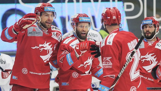 Tinetí hokejisté se v duelu s Plzní radují z gólové akce.