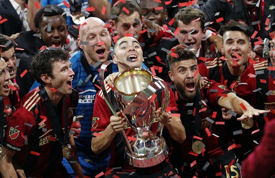 Fotbalisté Atlanty s trofejí pro vítze MLS.