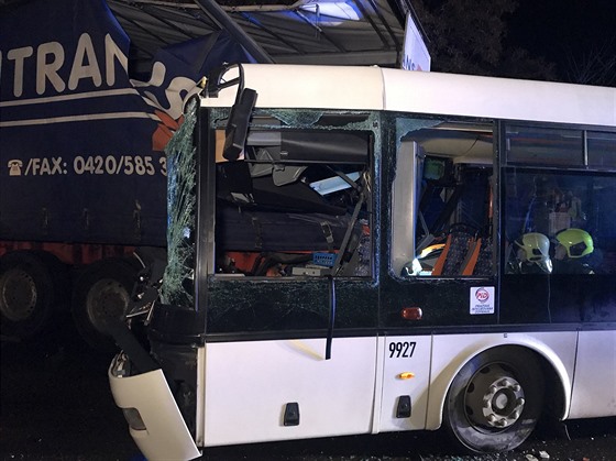 V praských Horních Poernicích se srazil autobus s nákladním autem. (3....