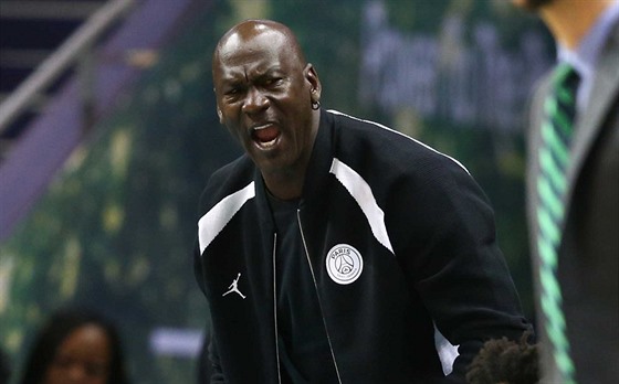 Michael Jordan, majitel Charlotte Hornets, hecuje své mue v zápase s Denver...