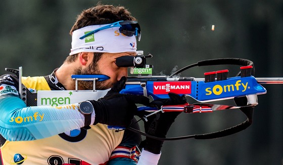 Francouzský biatlonista Martin Fourcade bhem stelby ve vytrvalostním závodu...