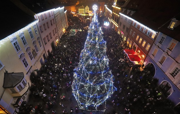 Mezi nejkrásnjí a nejnavtvovanjí adventní trhy v kraji patí ty v Chebu....