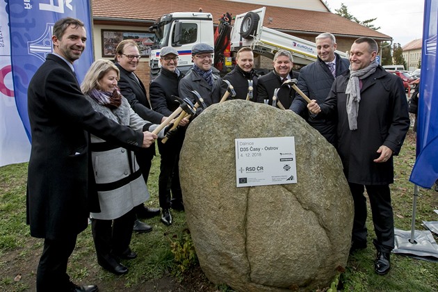 Slavnostní poklepání základního kamene dálnice D35.