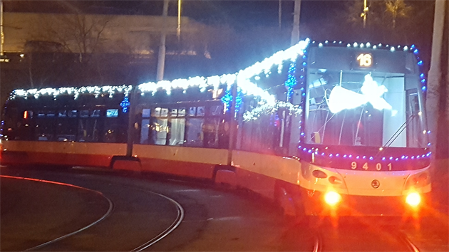 Posílám fotku vánočně vyzdobené tramvaje linky číslo 16.
