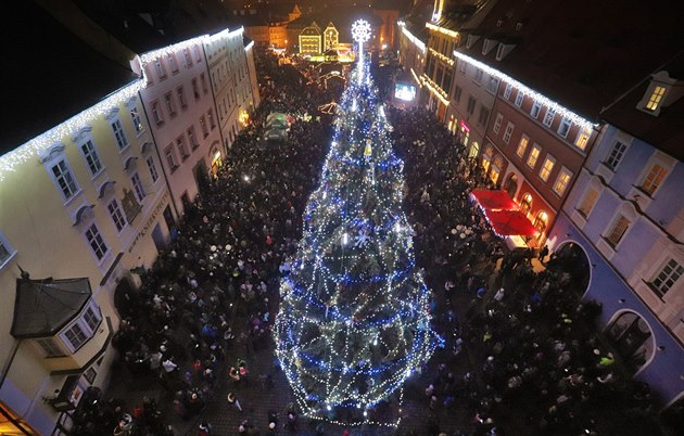 Mezi nejkrásnjí a nejnavtvovanjí adventní trhy v kraji patí ty v Chebu....