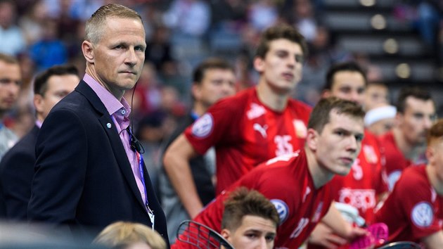 Trenér české florbalové reprezentace Petri Kettunen sleduje zápas svého týmu... Trenér české florbalové reprezentace Petri Kettunen sleduje zápas svého týmu...