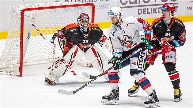 Momentka z extraligového zápasu mezi Pardubicemi a Hradcem Králové (v černém). Momentka z extraligového zápasu mezi Pardubicemi a Hradcem Králové (v černém).