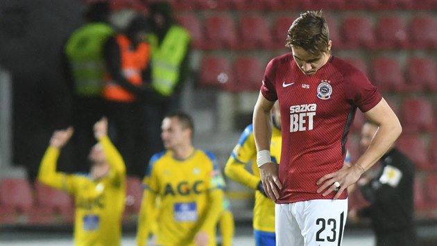Sparťan Josef Šural smutní, v pozadí slaví s rukama k nebi teplický hráč Pavel... Sparťan Josef Šural smutní, v pozadí slaví s rukama k nebi teplický hráč Pavel...
