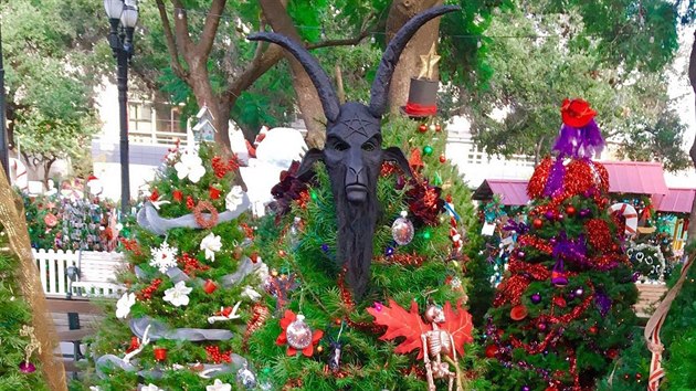 Satanistický vánoční strom v americkém San José v roce 2017 se stal také terčem... Satanistický vánoční strom v americkém San José v roce 2017 se stal také terčem...
