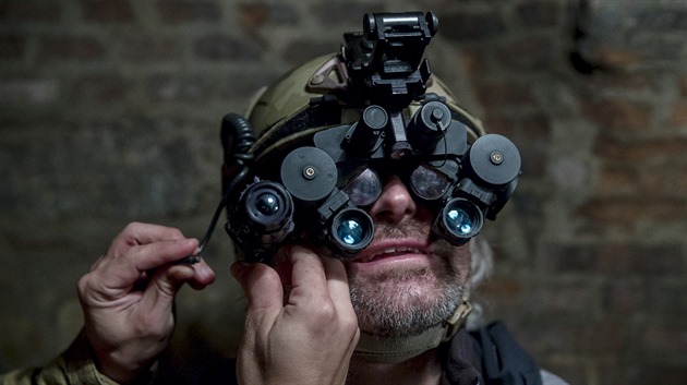 Zkouška noktovizoru LPNVG (Low Profile Night Vision Goggle) s označením... Zkouška noktovizoru LPNVG (Low Profile Night Vision Goggle) s označením...