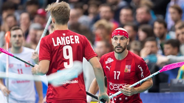 Čeští florbalisté Filip Langer (zády) a Milan Garčar v zápase se Švýcarskem. Čeští florbalisté Filip Langer (zády) a Milan Garčar v zápase se Švýcarskem.