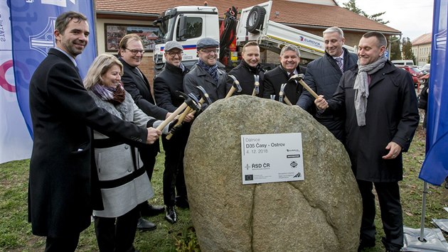 Slavnostní poklepání základního kamene dálnice D35. Slavnostní poklepání základního kamene dálnice D35.