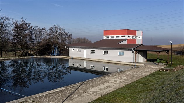 Hasičská zbrojnice v Pavlovicích u Kojetína, kvůli jejíž výstavbě se obec... Hasičská zbrojnice v Pavlovicích u Kojetína, kvůli jejíž výstavbě se obec...