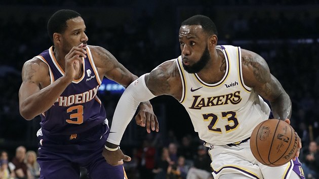 LeBron James (23) z LA Lakers se tlačí kolem Trevora Arizy z Phoenixu. LeBron James (23) z LA Lakers se tlačí kolem Trevora Arizy z Phoenixu.