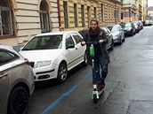 Redaktorka testuje koloběžku.
