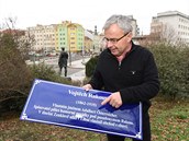 Michal Švarc s cedulí o Vojtěchu Rakousovi.
