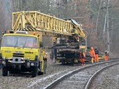 Vytrhávání kolejí na staré pražské trati mezi Plzní a Chrástem. Kolejiště se... Vytrhávání kolejí na staré pražské trati mezi Plzní a Chrástem. Kolejiště se...