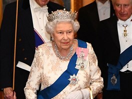Královna Albta II. na recepci pro diplomaty v Buckinghamském paláci (Londýn,...