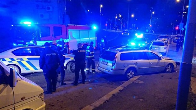 Prat policist pronsledovali kraden auto, zastavil ho a ztaras. (9. prosince 2018).