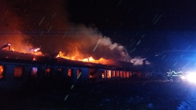 Protože se u truhlárny propadla střecha, zasahovali hasiči zvnějšku budovy a z plošiny.