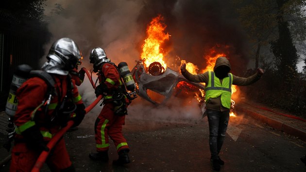 Hnut lutch vest opt demonstruje v Pai a dalch francouzskch mstech proti zvyovn cen pohonnch hmot. Radiklnj demonstranti zaplili nkolik aut. (1. prosince 2018)