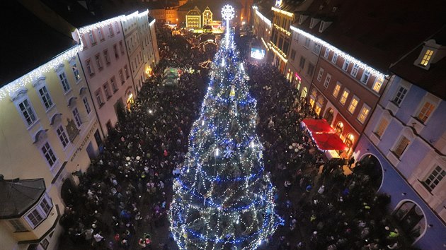 Mezi nejkrásnější a nejnavštěvovanější adventní trhy v kraji patří ty v Chebu. V sobotu tam slavnostně rozsvítili vánoční strom.