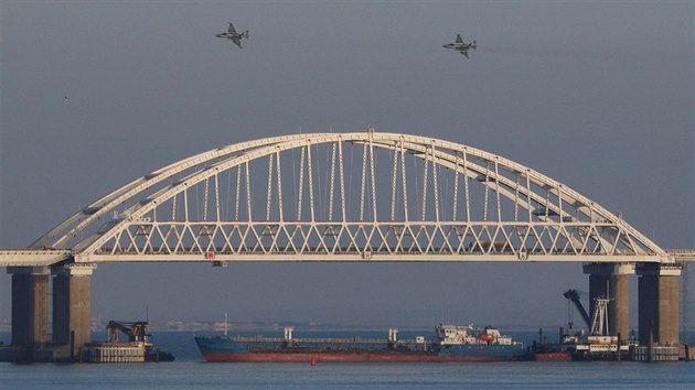 Rusk sthaky pi peletu nad mostem spojujcm pevninsk Rusko s anektovanm poloostrovem Krym. Na snmku t rusk tanker, kter pod mostem blokuje nmon plavbu Kerskou inou.